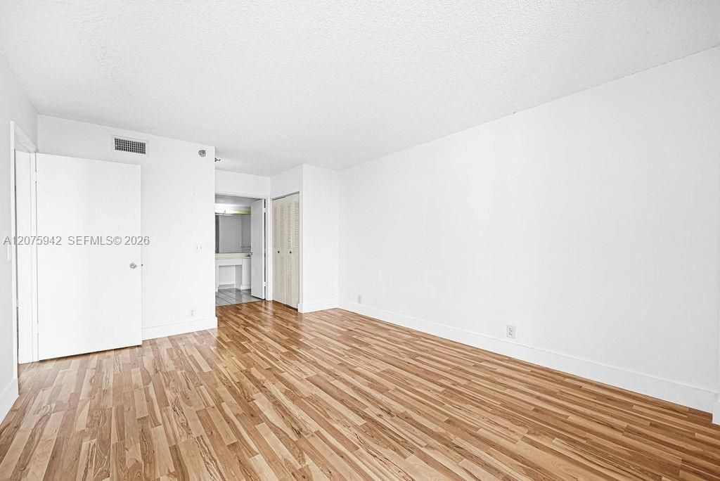 For Sale: $299,999 (2 beds, 2 baths, 1104 Square Feet)