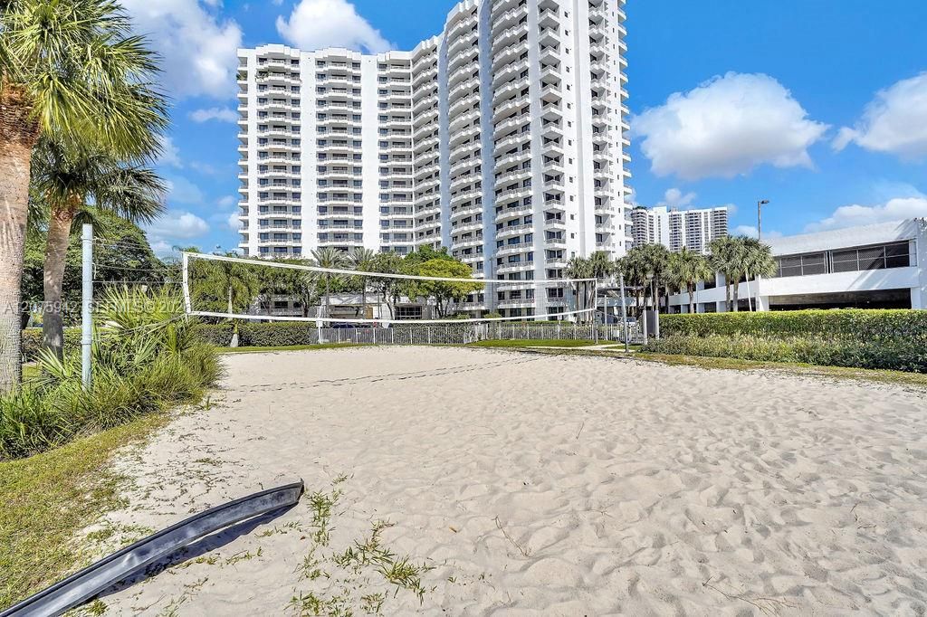 For Sale: $299,999 (2 beds, 2 baths, 1104 Square Feet)