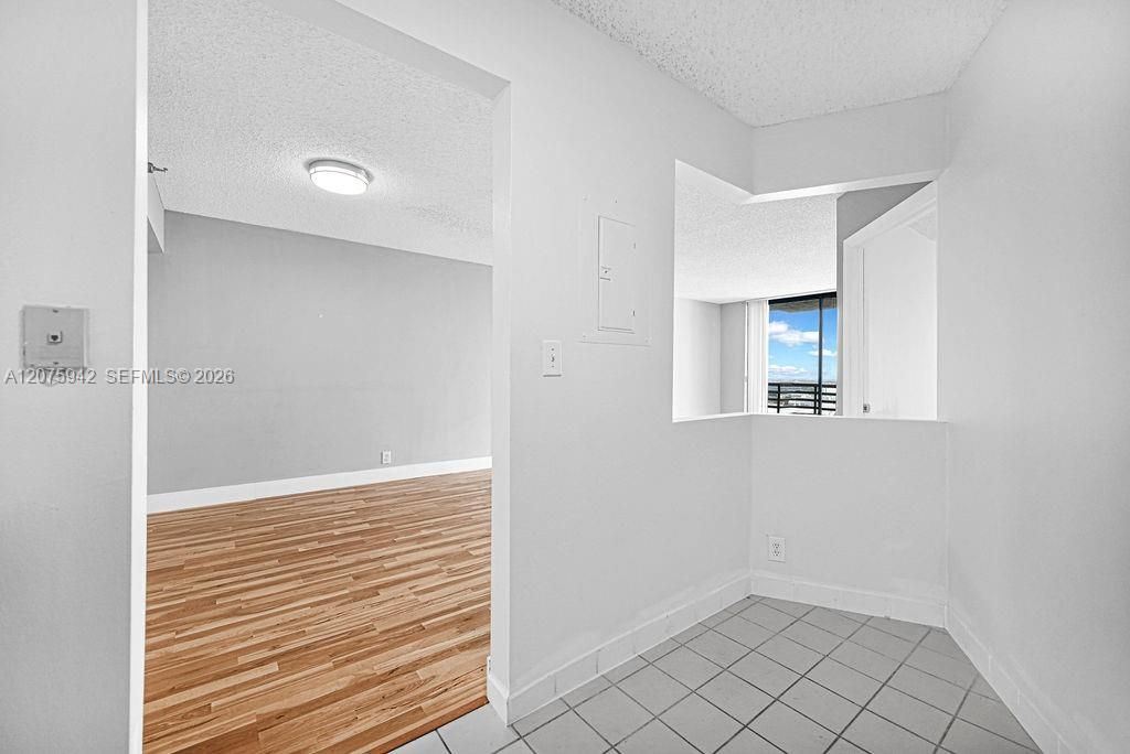 For Sale: $299,999 (2 beds, 2 baths, 1104 Square Feet)