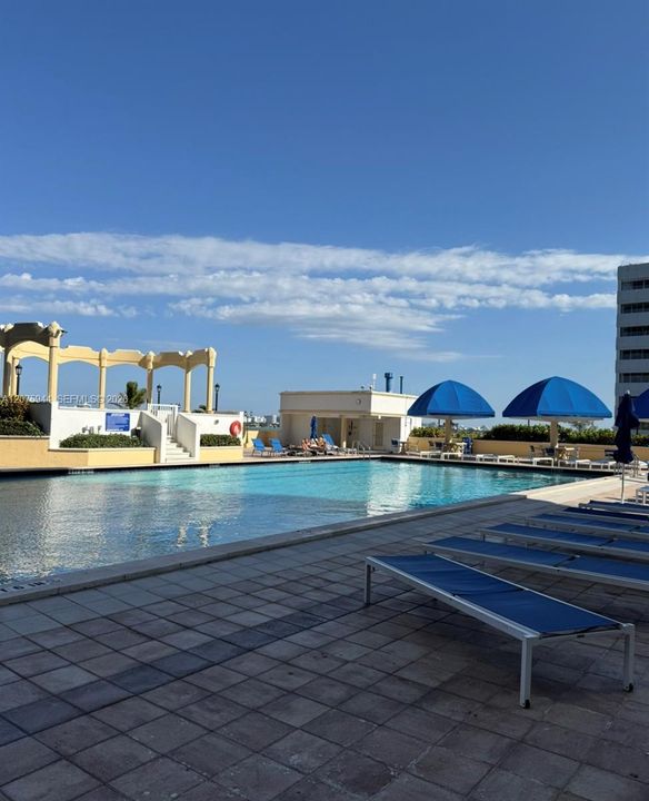 For Rent: $2,600 (1 beds, 1 baths, 1030 Square Feet)