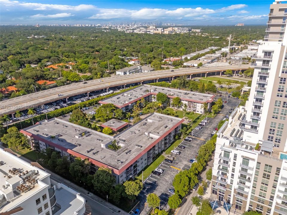 На продажу: $325,000 (2 спален, 2 ванн, 1102 Квадратных фут)
