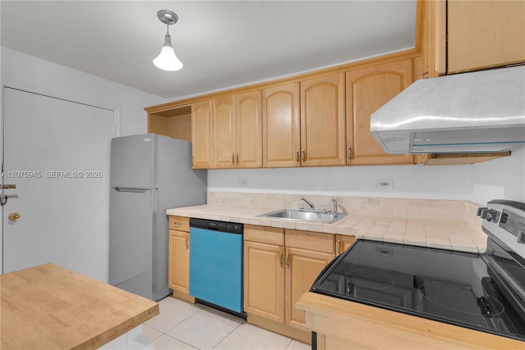 На продажу: $325,000 (2 спален, 2 ванн, 1102 Квадратных фут)