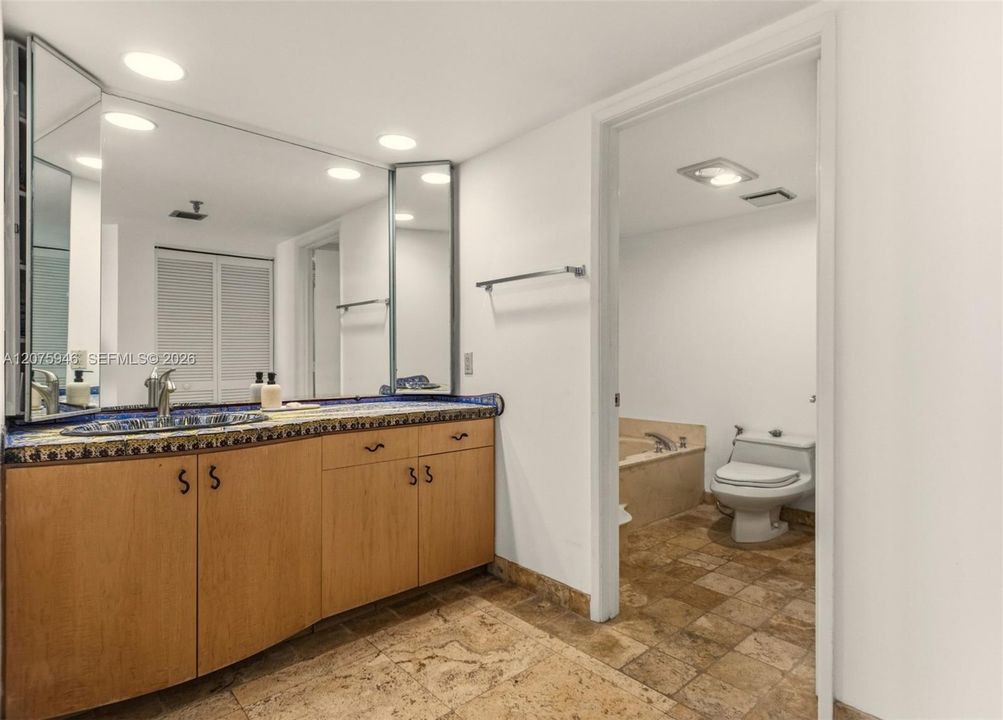 For Sale: $559,000 (2 beds, 2 baths, 1229 Square Feet)