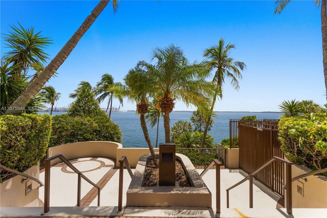 For Sale: $559,000 (2 beds, 2 baths, 1229 Square Feet)