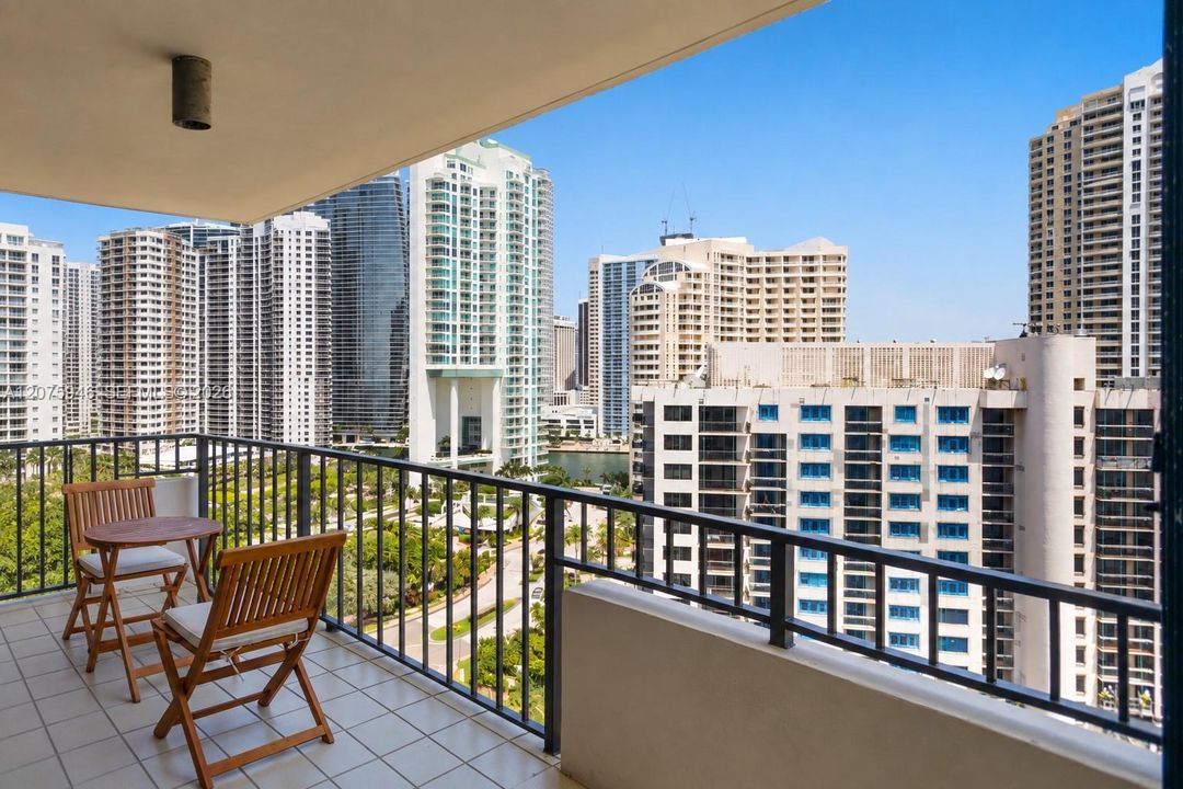 For Sale: $559,000 (2 beds, 2 baths, 1229 Square Feet)