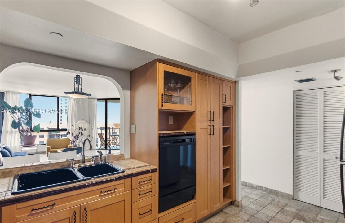 For Sale: $559,000 (2 beds, 2 baths, 1229 Square Feet)