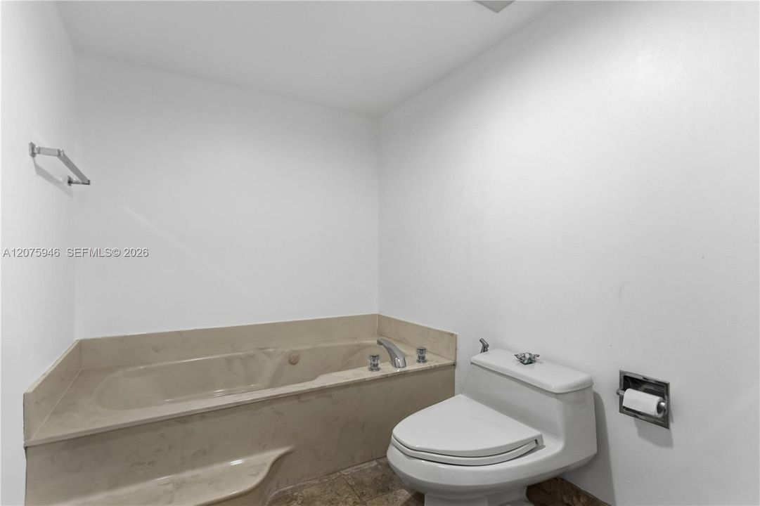 For Sale: $559,000 (2 beds, 2 baths, 1229 Square Feet)