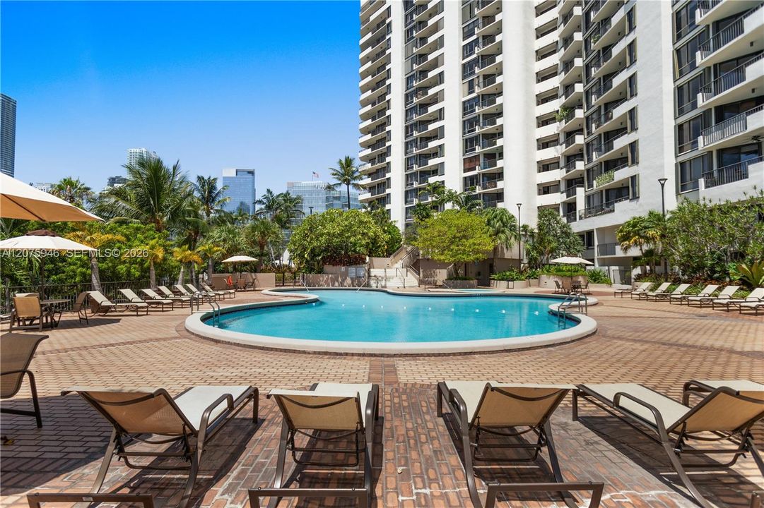 For Sale: $559,000 (2 beds, 2 baths, 1229 Square Feet)