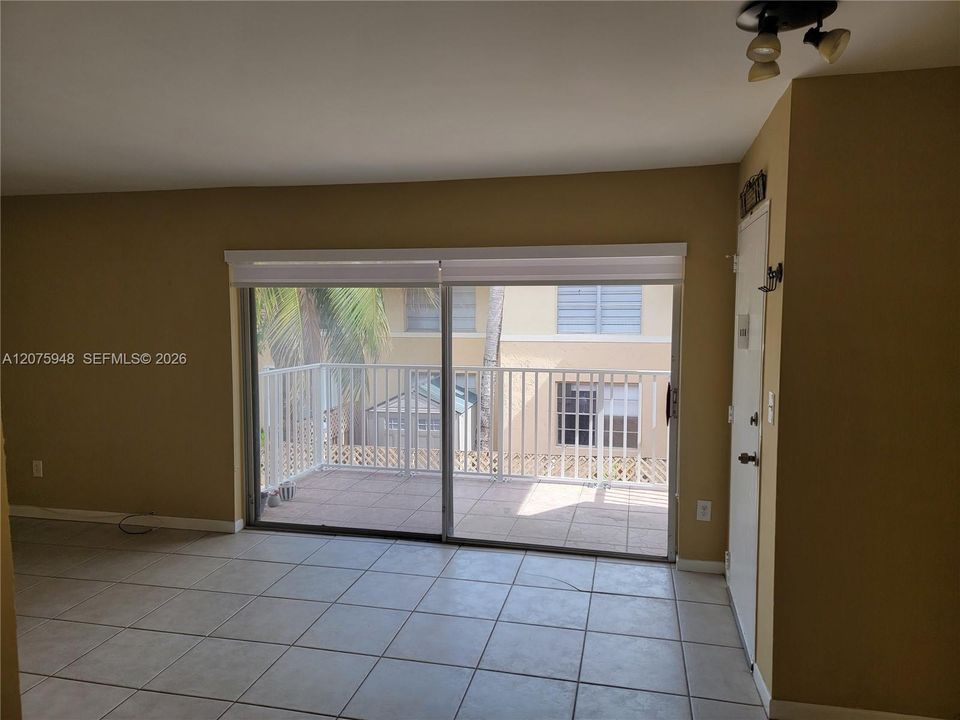 For Rent: $1,900 (1 beds, 1 baths, 780 Square Feet)