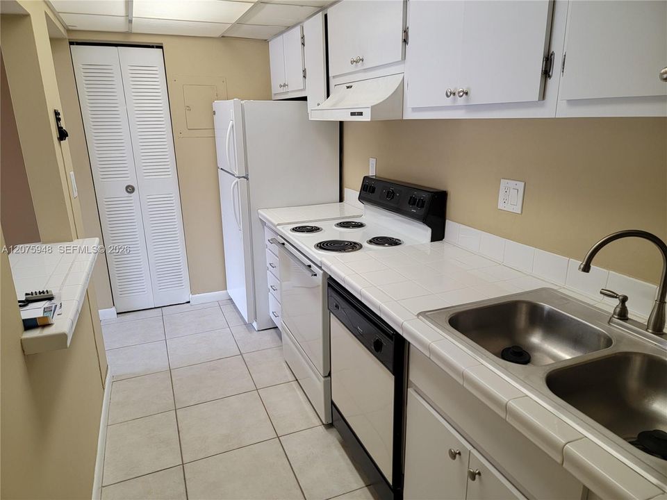 For Rent: $1,900 (1 beds, 1 baths, 780 Square Feet)