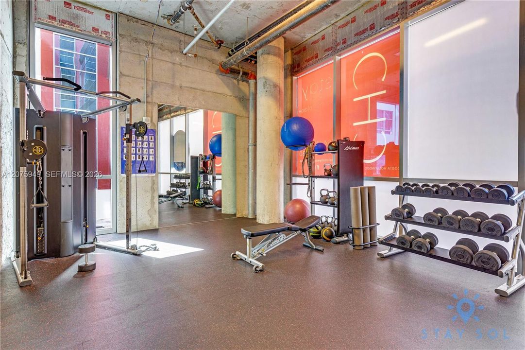 For Sale: $369,000 (1 beds, 1 baths, 695 Square Feet)