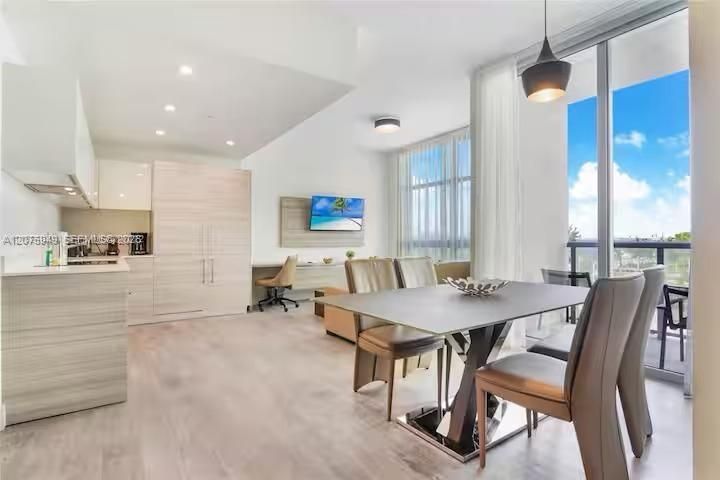 For Sale: $369,000 (1 beds, 1 baths, 695 Square Feet)
