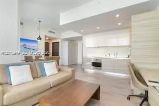 For Sale: $369,000 (1 beds, 1 baths, 695 Square Feet)