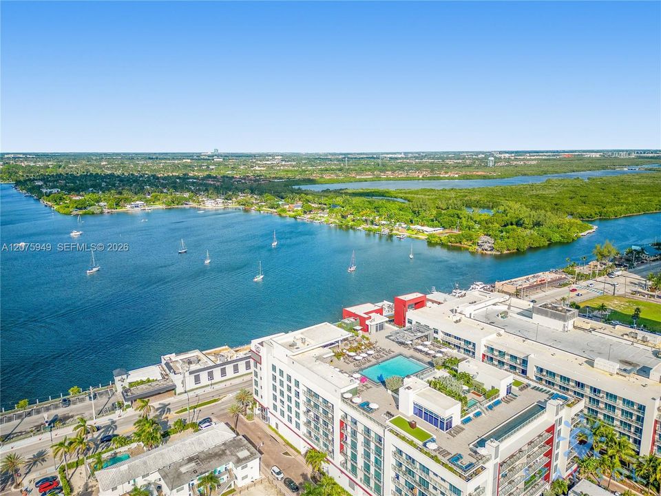 For Sale: $369,000 (1 beds, 1 baths, 695 Square Feet)