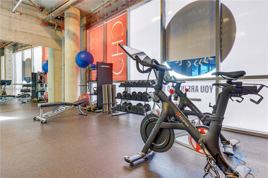 For Sale: $369,000 (1 beds, 1 baths, 695 Square Feet)