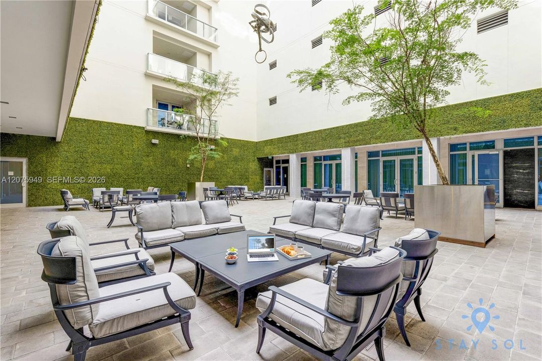 For Sale: $369,000 (1 beds, 1 baths, 695 Square Feet)