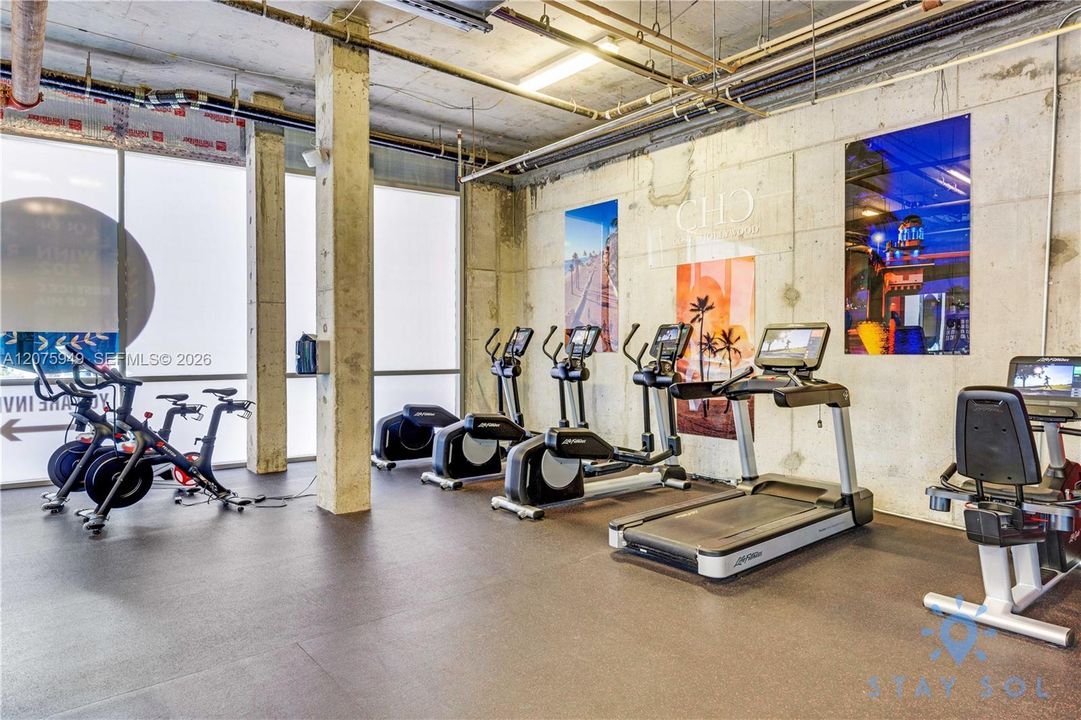 For Sale: $369,000 (1 beds, 1 baths, 695 Square Feet)