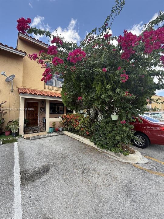 For Rent: $2,600 (3 beds, 2 baths, 972 Square Feet)
