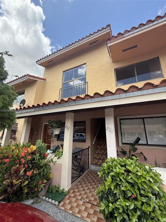 For Rent: $2,600 (3 beds, 2 baths, 972 Square Feet)