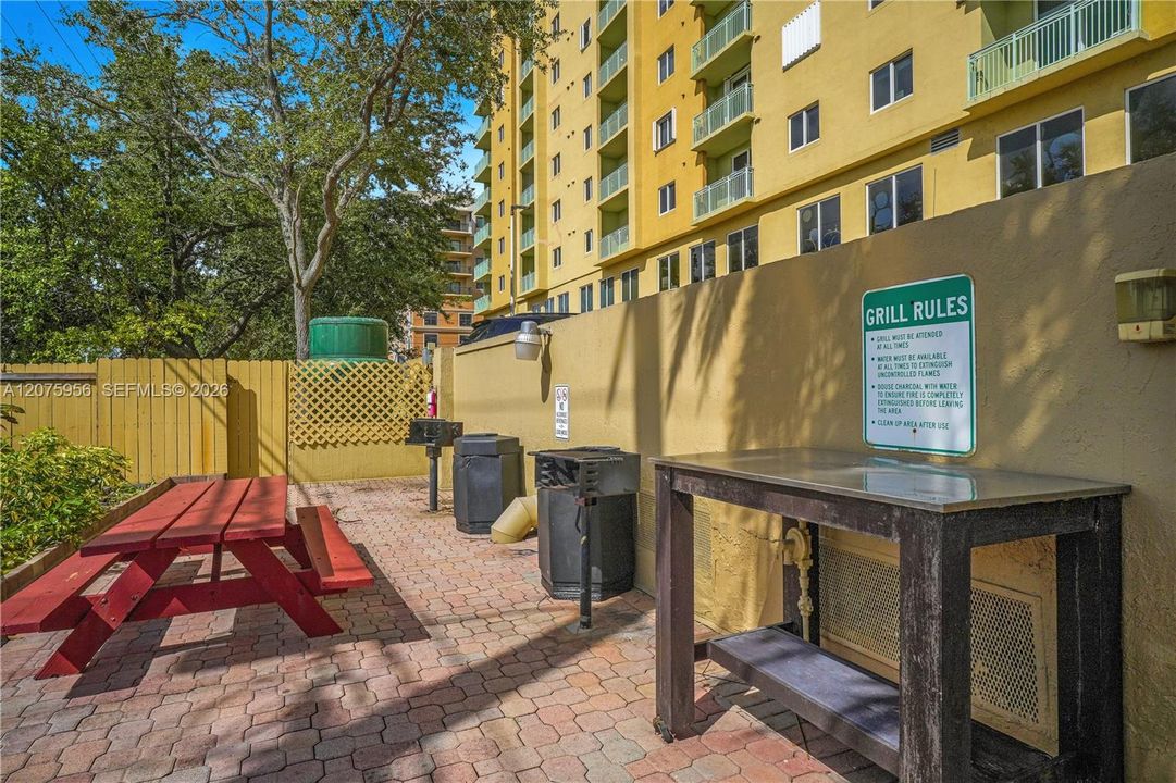 На продажу: $405,000 (2 спален, 2 ванн, 842 Квадратных фут)