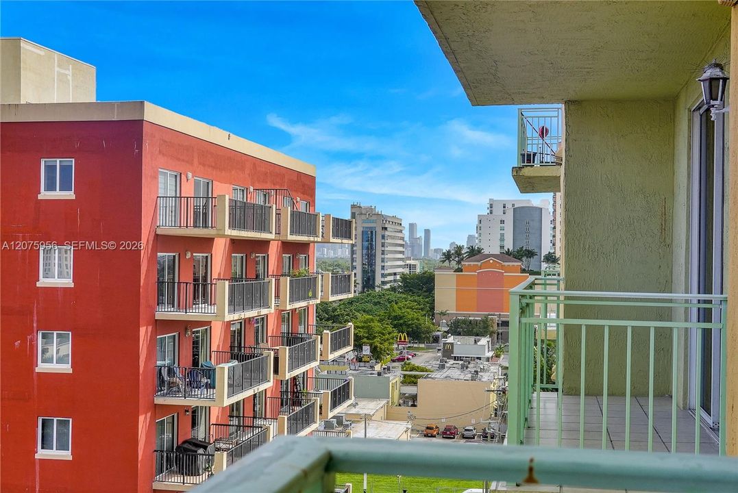 На продажу: $405,000 (2 спален, 2 ванн, 842 Квадратных фут)