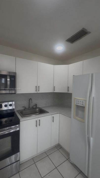 For Rent: $2,600 (2 beds, 1 baths, 2080 Square Feet)