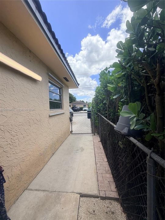 For Rent: $2,600 (2 beds, 1 baths, 2080 Square Feet)