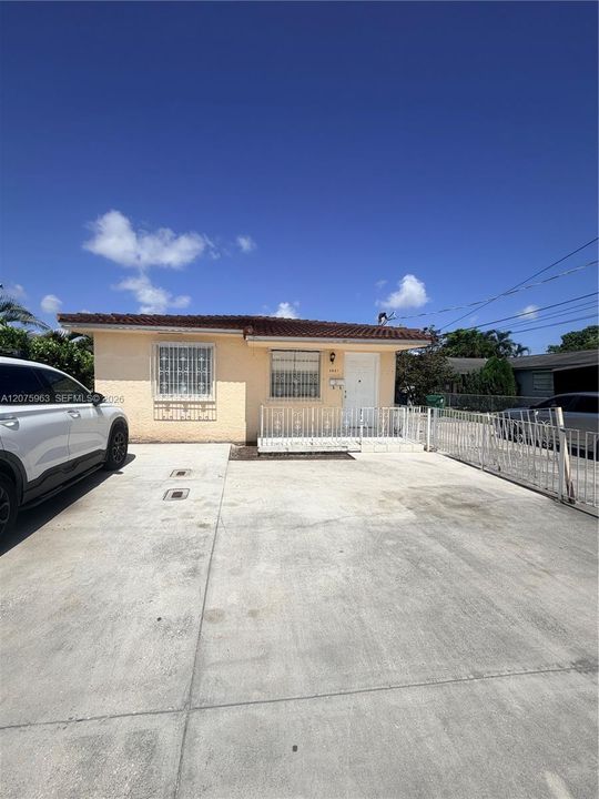 For Rent: $2,600 (2 beds, 1 baths, 2080 Square Feet)