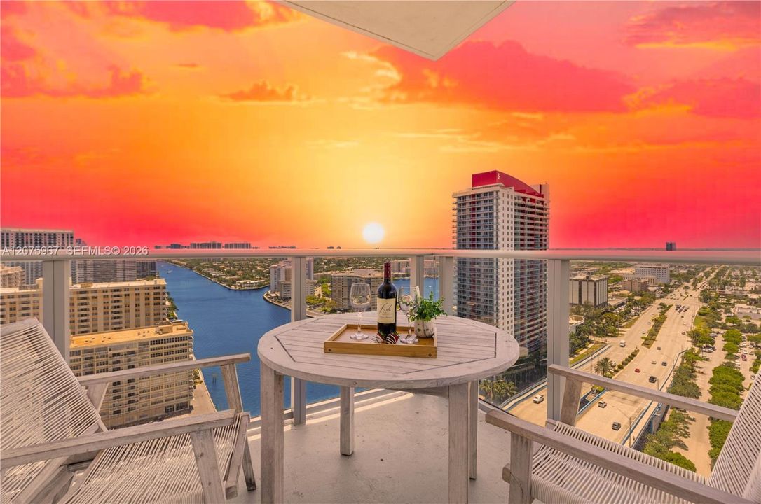 For Sale: $950,000 (3 beds, 2 baths, 1361 Square Feet)