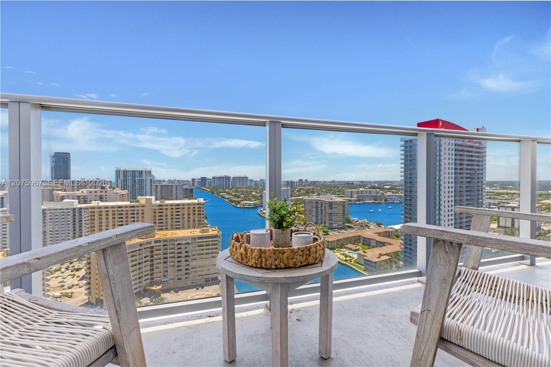For Sale: $950,000 (3 beds, 2 baths, 1361 Square Feet)