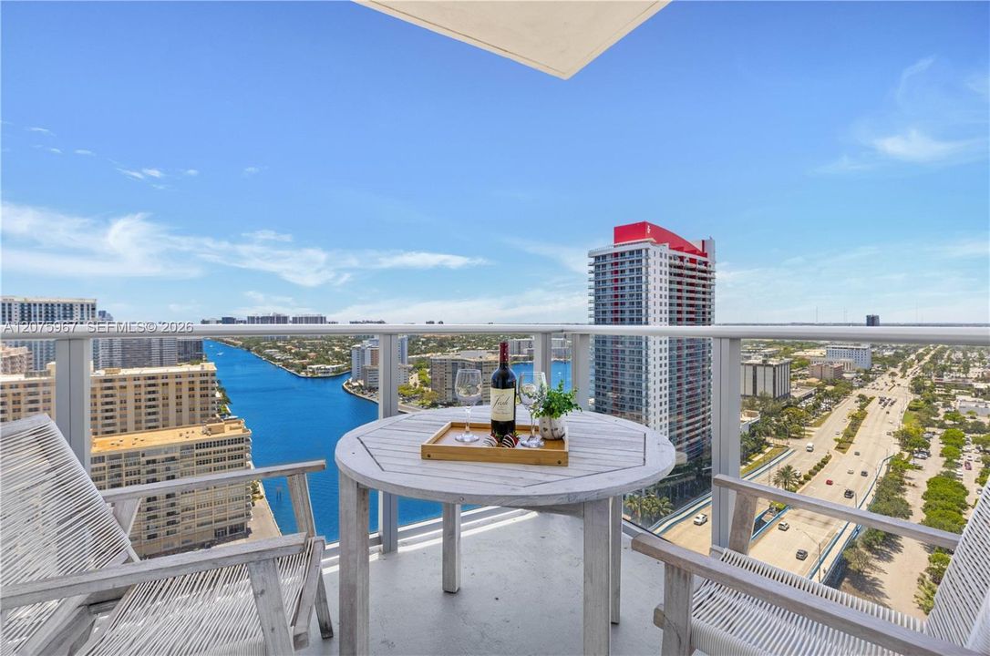 For Sale: $950,000 (3 beds, 2 baths, 1361 Square Feet)