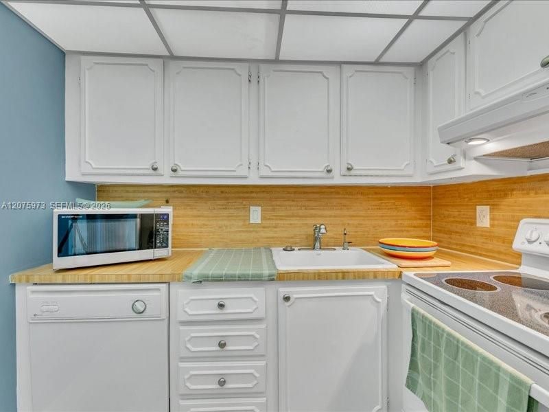 For Sale: $174,900 (1 beds, 1 baths, 768 Square Feet)