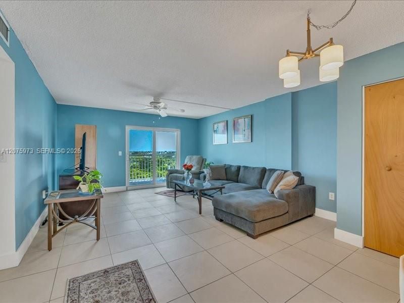 For Sale: $174,900 (1 beds, 1 baths, 768 Square Feet)