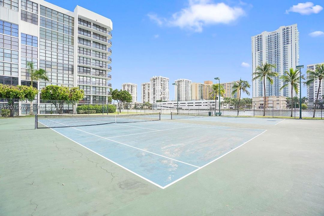 Tennis / Pickleball court