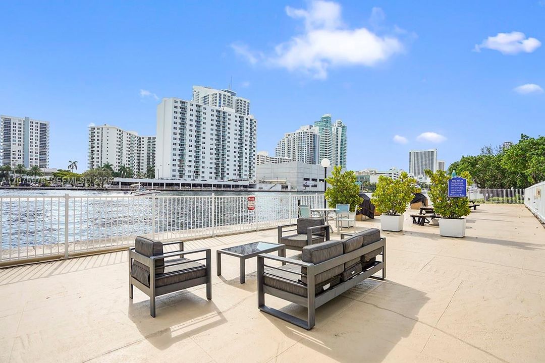 For Rent: $2,950 (2 beds, 2 baths, 1430 Square Feet)