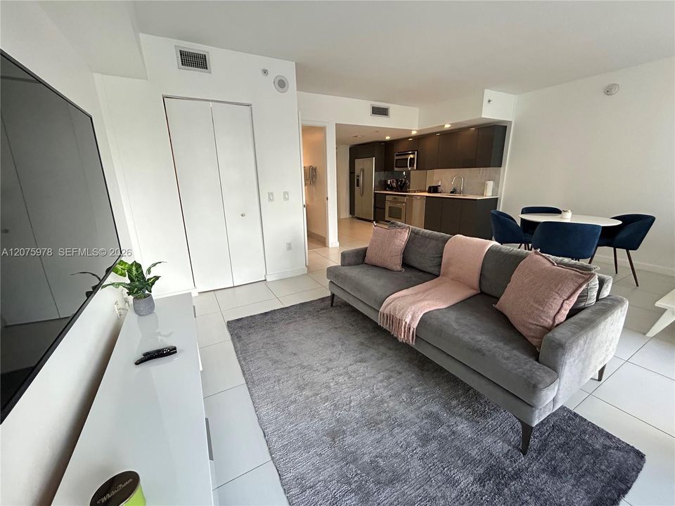 出租: $3,000 (0 贝兹, 1 浴室, 551 平方英尺)