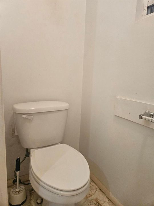 8392 SE SKYLARK PHOTO - P BATH 2