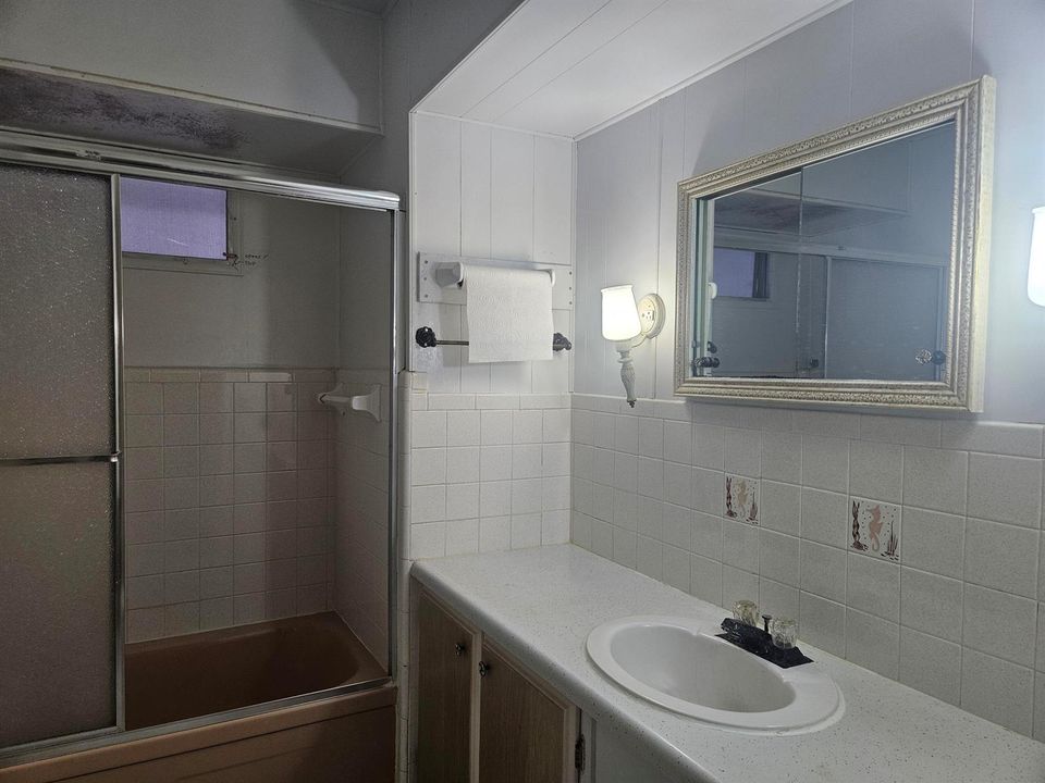 8392 SE SKYLARK PHOTO - BATH 2
