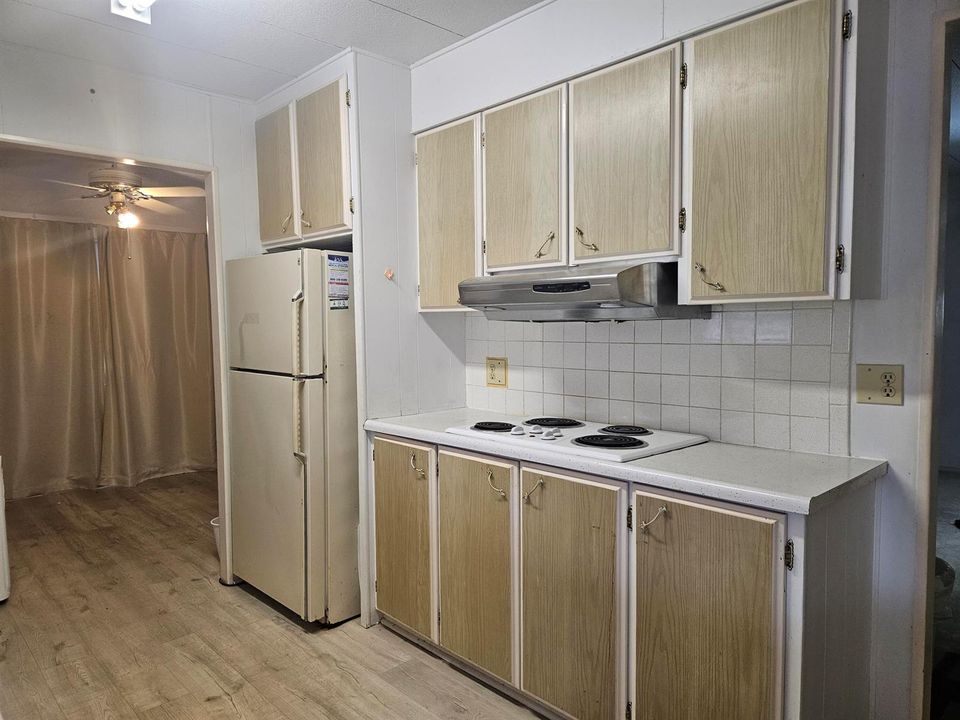 8392 SE SKYLARK PHOTO KITCHEN 4