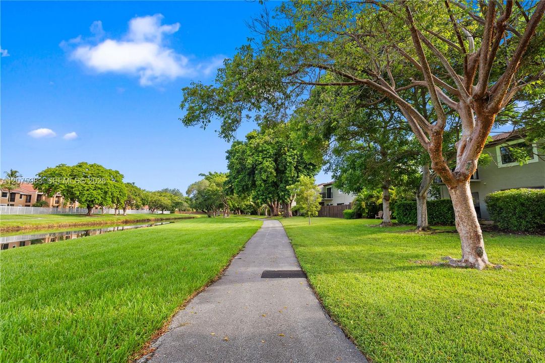 For Sale: $385,000 (2 beds, 1 baths, 1076 Square Feet)