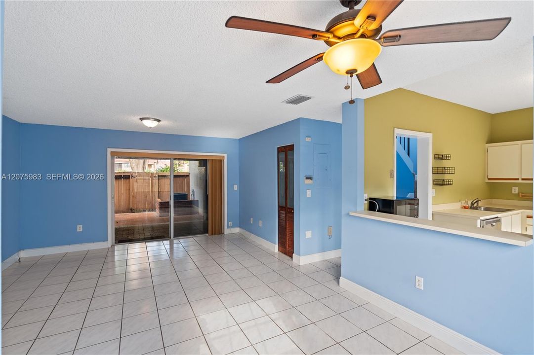 For Sale: $385,000 (2 beds, 1 baths, 1076 Square Feet)