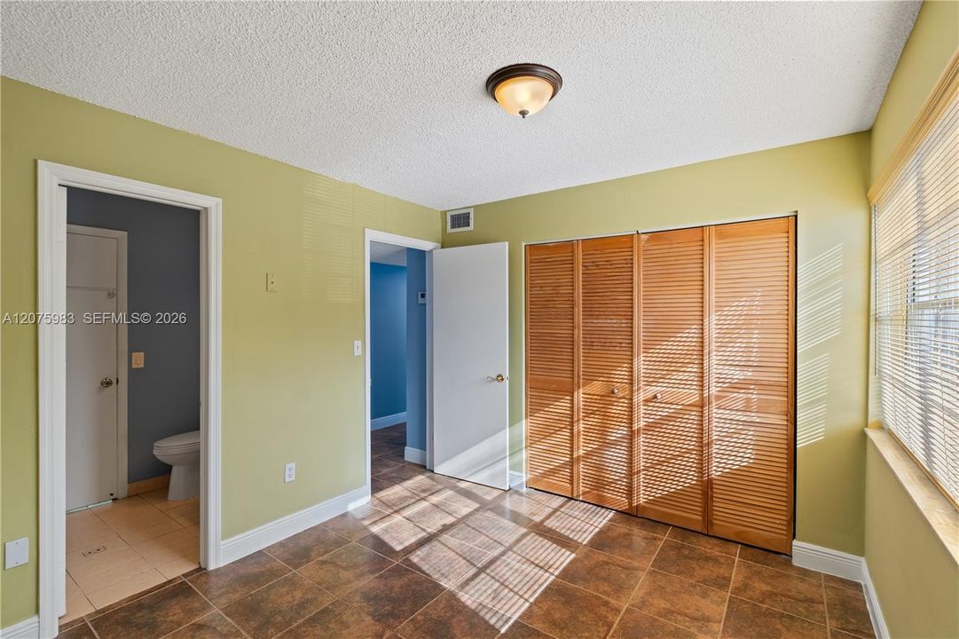 For Sale: $385,000 (2 beds, 1 baths, 1076 Square Feet)