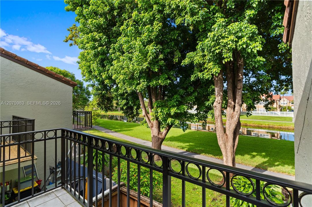 For Sale: $385,000 (2 beds, 1 baths, 1076 Square Feet)