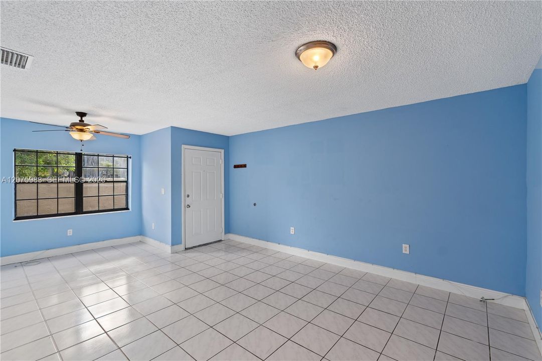 For Sale: $385,000 (2 beds, 1 baths, 1076 Square Feet)