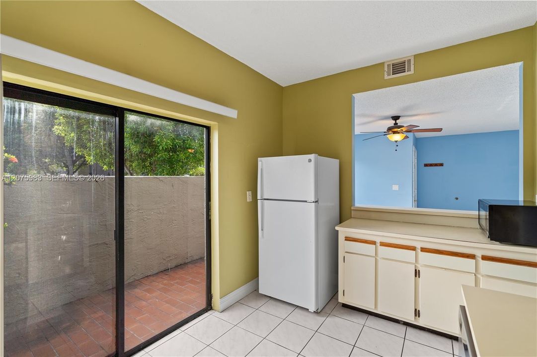 For Sale: $385,000 (2 beds, 1 baths, 1076 Square Feet)