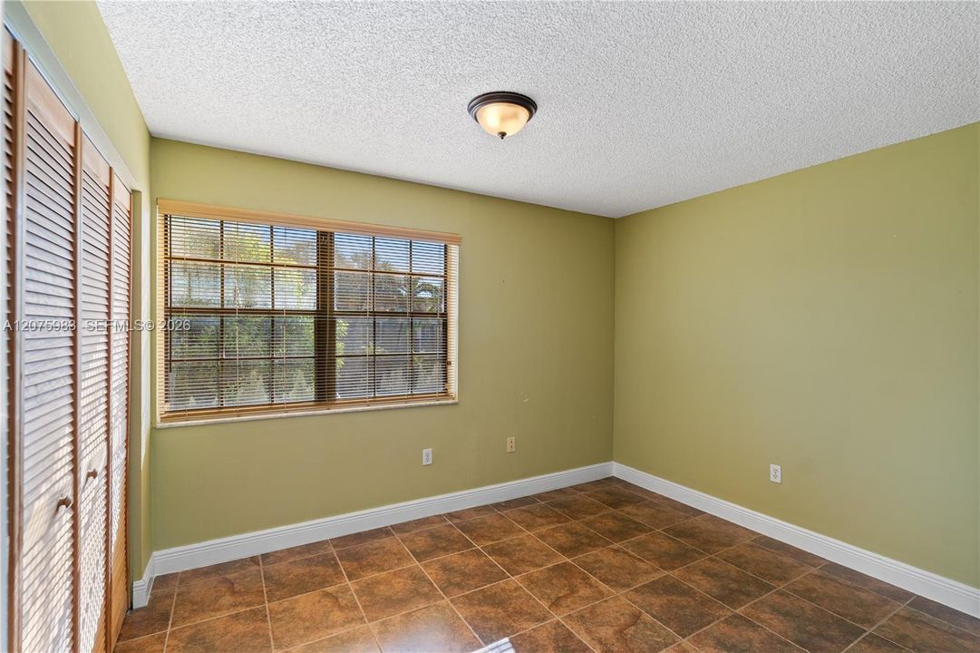 For Sale: $385,000 (2 beds, 1 baths, 1076 Square Feet)