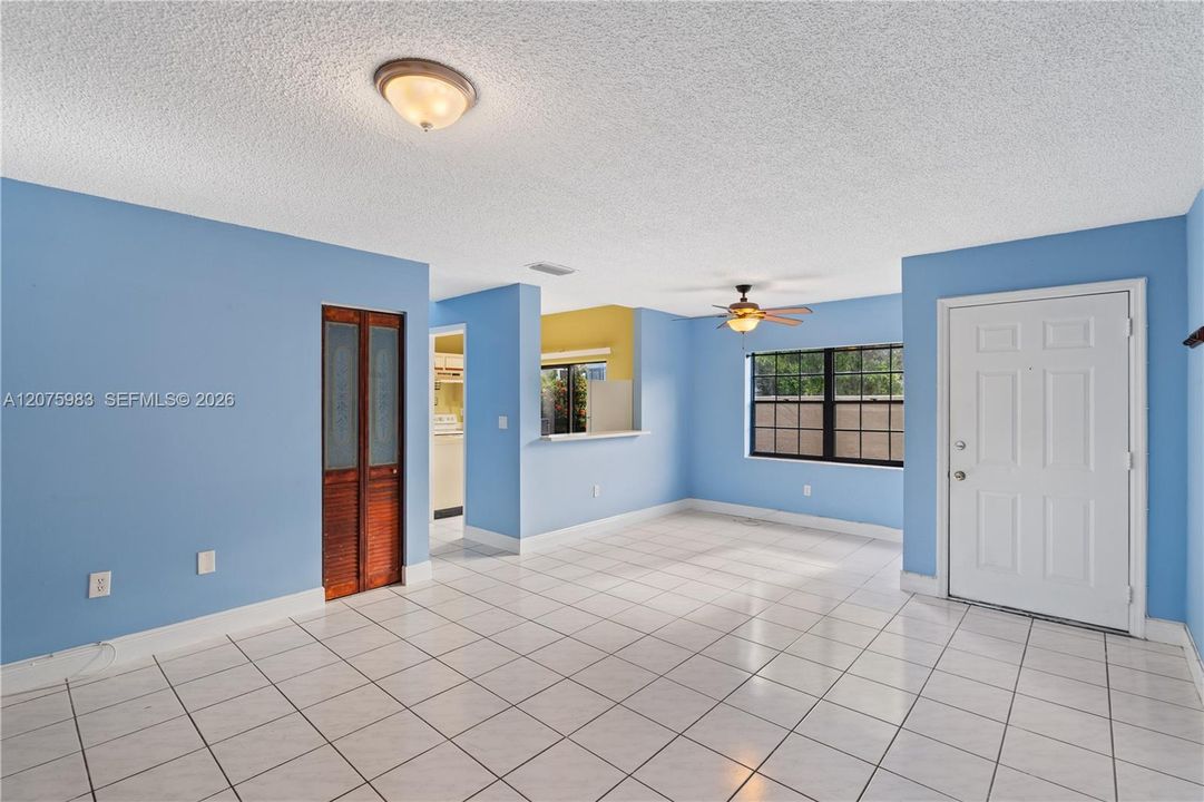 For Sale: $385,000 (2 beds, 1 baths, 1076 Square Feet)
