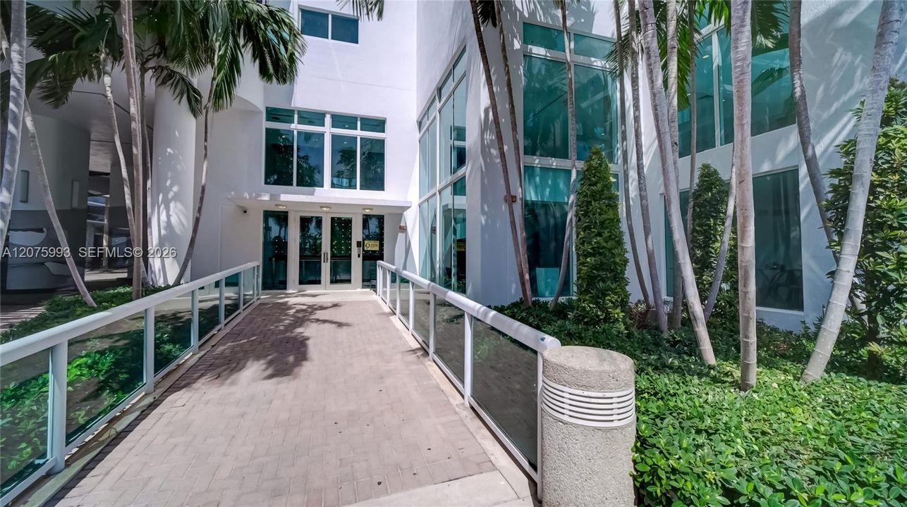 For Rent: $2,850 (1 beds, 1 baths, 839 Square Feet)