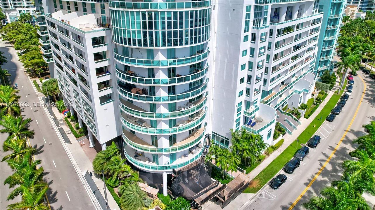 For Rent: $2,850 (1 beds, 1 baths, 839 Square Feet)