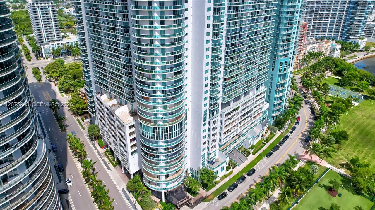 For Rent: $2,850 (1 beds, 1 baths, 839 Square Feet)